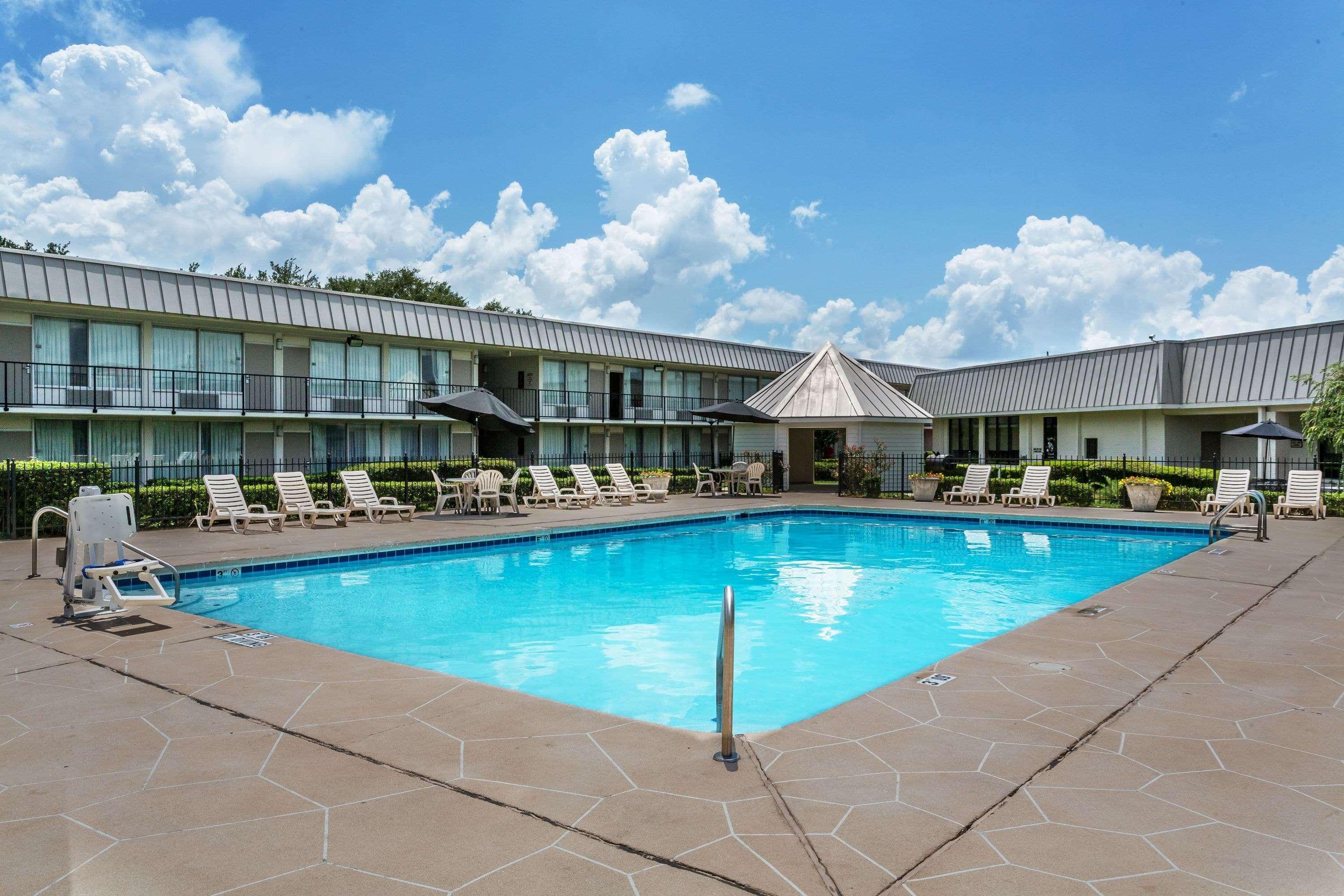 Ramada By Wyndham Houma Hotell Exteriör bild