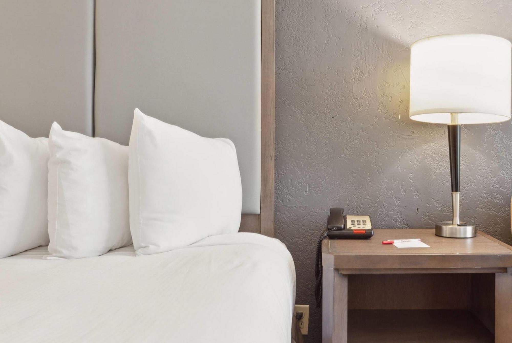 Ramada By Wyndham Houma Hotell Exteriör bild