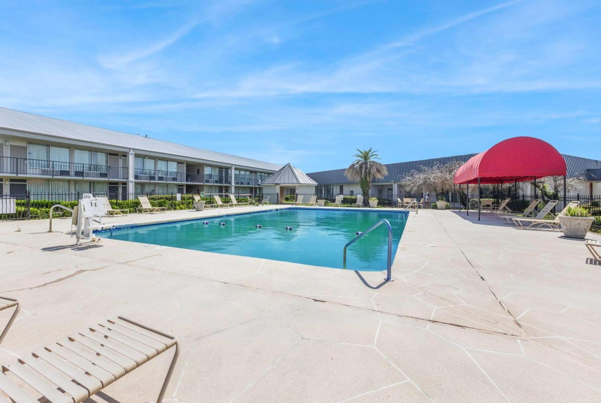 Ramada By Wyndham Houma Hotell Exteriör bild